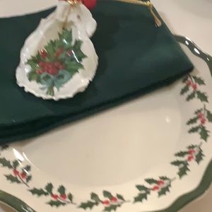 Set a four melemine Christmas plates